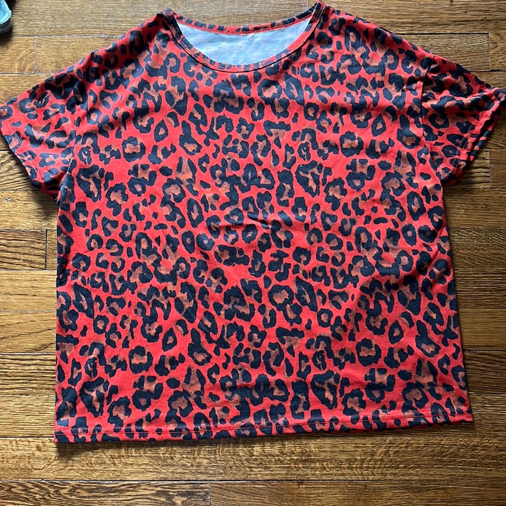 UNKNOWN BRAND RED CHEETAH PRINT TEE, ONE SIZE